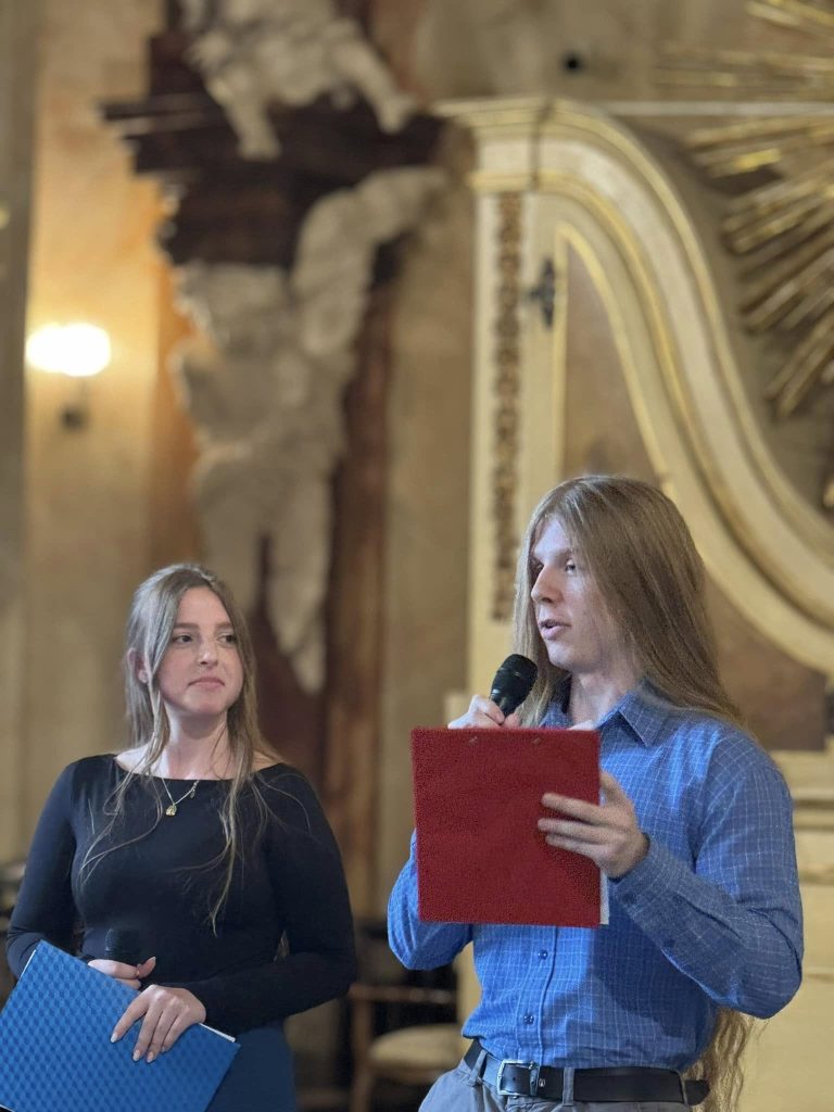 Prowadzący - Martyna Humięcka i Amadeusz Rosmus